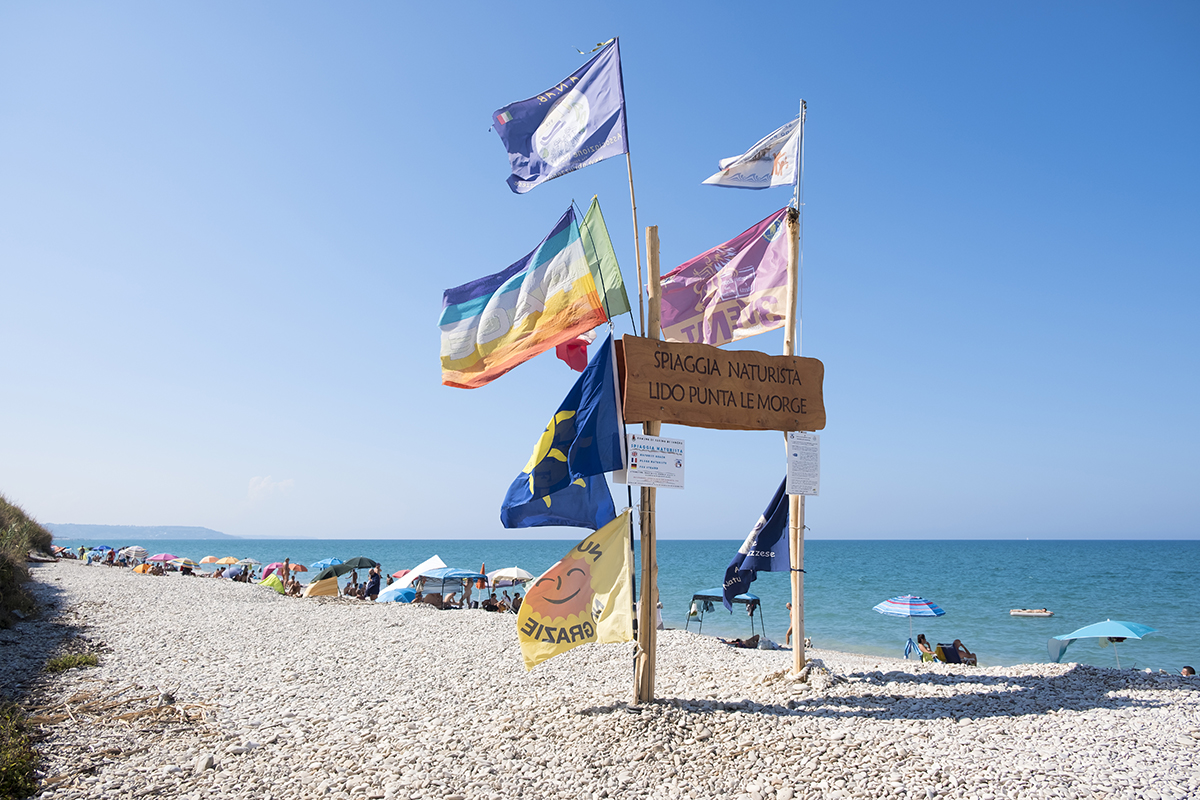 Bandiere a Lido Punta Le Morge