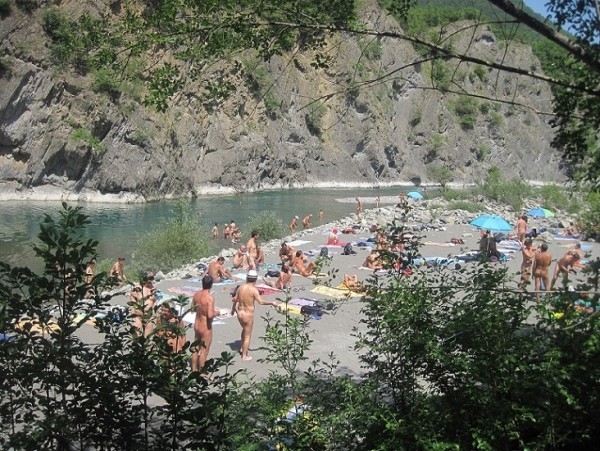 Nuova spiaggia naturista sul fiume Trebbia! - AbruzzoNaturista